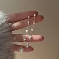 Orecchini vintage in perle d'acqua dolce barocche con catena dorata indossati da modella - Oro (Perno placcato oro S925)