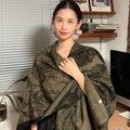 Scialle oversize in maglia stile giapponese con motivo mimetico verde militare e marrone - Città Sull'acqua Di Jiangnan Cammello