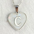 Minimalistische zilveren hartketting met parelmoer inleg en hanger met de letter C - Letter C / Zilver
