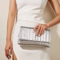 Borsa da sera plissettata argento metallizzato con finitura lucida e patta a busta - Argento