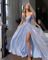 Hellblaues Pailletten-Abendkleid mit schulterfreiem Ausschnitt und hohem Beinschlitz - S / Cyanblau