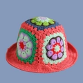 Handgefertigter Häkel-Fischerhut mit buntem Bohème-Blumenmuster im Vintage-Stil - M (56-58cm) / Rosa Gänseblümchen-Hut