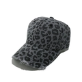 Dettaglio del bordo consumato sul cappello da baseball con stampa leopardata grigia - M (56-58cm) / Grigio