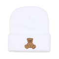 Gros plan du bonnet blanc en maille avec broderie d'ours brun sur le revers - Blanc