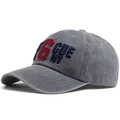 Gorra de algodón gris lavado con número 6 rojo y bordado 3D de CUE NY - Ajustable / Gris