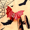 Gros plan sur la pince à cheveux chauve-souris rouge brillante sur tissu Halloween - Rouge