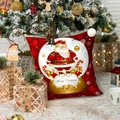 Federa rossa Buon Natale su sfondo festivo con albero e scatole regalo decorate - Babbo Natale con bacche rosse