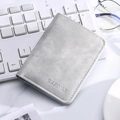 Portacarte sottile grigio chiaro con texture opaca e logo goffrato minimalista - Grigio chiaro