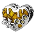 Dettaglio macro del ciondolo a cuore in argento 925 con ape, smalto giallo e zirconi - Charm Ape