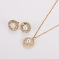 Detalle del elegante conjunto de joyas bañadas en oro con perla y colgante floral - Estilo Redondo con Diamantes de Imitación y Perlas