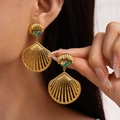 Goldene Muschelohrringe mit buntem Abalone-Perlmutt und plissierten Metalldetails - Großer Strahlender Fächermuschel-Anhänger (Gold-Muschel)