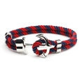 Detail eines Marine-Anker-Armbands mit rot-blauem Geflecht und silbernem Metallverschluss - Blau Rotes Seil Silberne Schnalle