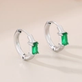 Vue macro de boucles d'oreilles anneaux argentés avec pierres précieuses vertes rectangulaires - Acier Vert (KE116268-GC)