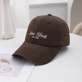 Casquette de baseball marron en coton avec broderie New York vue sous un angle de 45° - Café