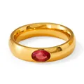 Minimalistischer goldener Edelstahlring mit einem oval geschliffenen Rubin-Zentrum - Roter Edelstein Goldener Ring (KBJ240)