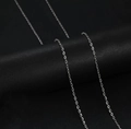 Collana a catena O in acciaio al titanio argento su un supporto nero cilindrico - Catena a O / Color Acciaio