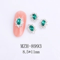 Vista macro dettagliata di decorazioni per unghie smeraldo 8,5x11mm con tocchi argento - Stile Ovale Verde Smeraldo (8993)