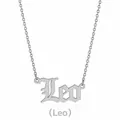 Primer plano del collar signo Leo en acero de titanio plateado con letra gótica - Leo (Color Acero)