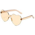 Détail de lunettes de soleil en forme de cœur surdimensionnées en finition ambre translucide - Thé Clair