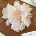 Detalle de pétalos de encaje crema y tres perlas en la pinza grande para el pelo para mujeres - Pinza de Pelo de Flor Champán