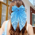 Fiocco per capelli con paillettes blu e nastro in rete indossato da una modella - Blu