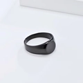 Vista macro di un anello a sigillo nero minimalista da 10mm in acciaio inossidabile - US 6 / Nero