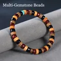 Buntes Holzperlenarmband in Zylinderform mit natürlicher Maserung und blauer Akzentperle - 4x7mm Pillenstil