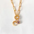 Collana a graffetta in acciaio inossidabile placcato oro 14K con iniziale C e zircone viola - Lettera C (XNL0079)