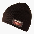 Primer plano detallado del gorro de punto marrón oscuro con parche de cuero y remaches - L(58-60cm) / café