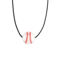 Detailweergave van de honkbalhanger ketting met rode stiksels en zwart koord - Honkbal Wastouw Ketting