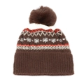 Detailaufnahme von Fair-Isle-Schneeflockenmuster und flauschigem Bommel an der Wintermütze - Kaffeebraun