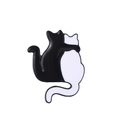 Makro-Detail der schwarz-weißen Emaille-Anstecknadel mit umarmenden Katzen-Motiv - Sich Umarmende Schwarz-Weiße Katzen Stil(xz5879)