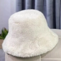 Primer plano detallado que muestra la suave textura de felpa del sombrero de invierno blanco - Blanco Roto