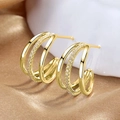 Gouden C-vormige drierijige oorringen met glanzende stenen voor een elegante stijl - Goud