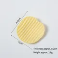 Accessoire de chips de pomme de terre en PVC réaliste jaune avec dimensions 4.9cm x 5cm - Ondulé-Modèle Uniquement
