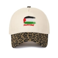 Primo piano del ricamo della bandiera della Palestina su un cappello leopardato beige. - Crema/Leopardo