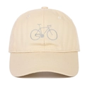 Détail de la broderie de vélo sur une casquette de baseball en coton beige à texture fine - Beige