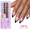 Details von 150 Stück schwarzen French Softgel-Nägeln zum Aufkleben in Mandelform am Modell - Schwarz Rosa Französischer Stiletto Stil (OM-03)