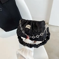 Borsa a nuvola plissettata nera con catena floreale e etichetta ING PIN - Nero