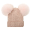Détail du bonnet d'hiver tricoté rose clair avec deux grands pompons en fourrure douce - Taille S (0-4 Ans) / Rose