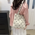 Bolso de pana beige con lazos negros y un diseño de patrón de rombos acolchados - Blanco Roto