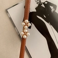 Sottile cintura in pelle marrone da donna con fibbie dorate decorate con perle bianche - Cammello
