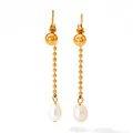 Golden tassel earrings featuring delicate metal beads and baroque teardrop pearls - Gold (KDE1001)
