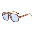 Retro Pilotenbrille mit Leopardenmuster-Rahmen, blauen Gläsern und goldenen T-Details - Tee Leopard Ozeanblau