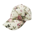 Detalle de gorra vintage con estampados de rosas rosas sobre tela de lona crema - Gorra de Béisbol de Rosa Blanca