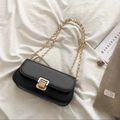 Borsa baguette nera con fibbia dorata e tracolla a catena su morbido tessuto bianco - Nero