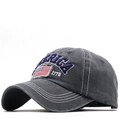 Dettaglio ricamo 3D AMERICA 1776 su cappellino da baseball grigio lavato vintage - Stile Ricamo AMERICA (01) / grigio scuro