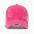 Detail von gebürstetem rosenrotem Baumwollstoff und atmungsaktivem Mesh auf Retro-Kappe - Fuchsia