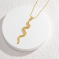 Collana con ciondolo a serpente minimalista in acciaio inossidabile placcato oro 18K - Stile B (Superficie Texturizzata) / Oro