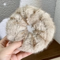 Primer plano de coletero de felpa con estampado de animal en marrón y beige suave - Caqui